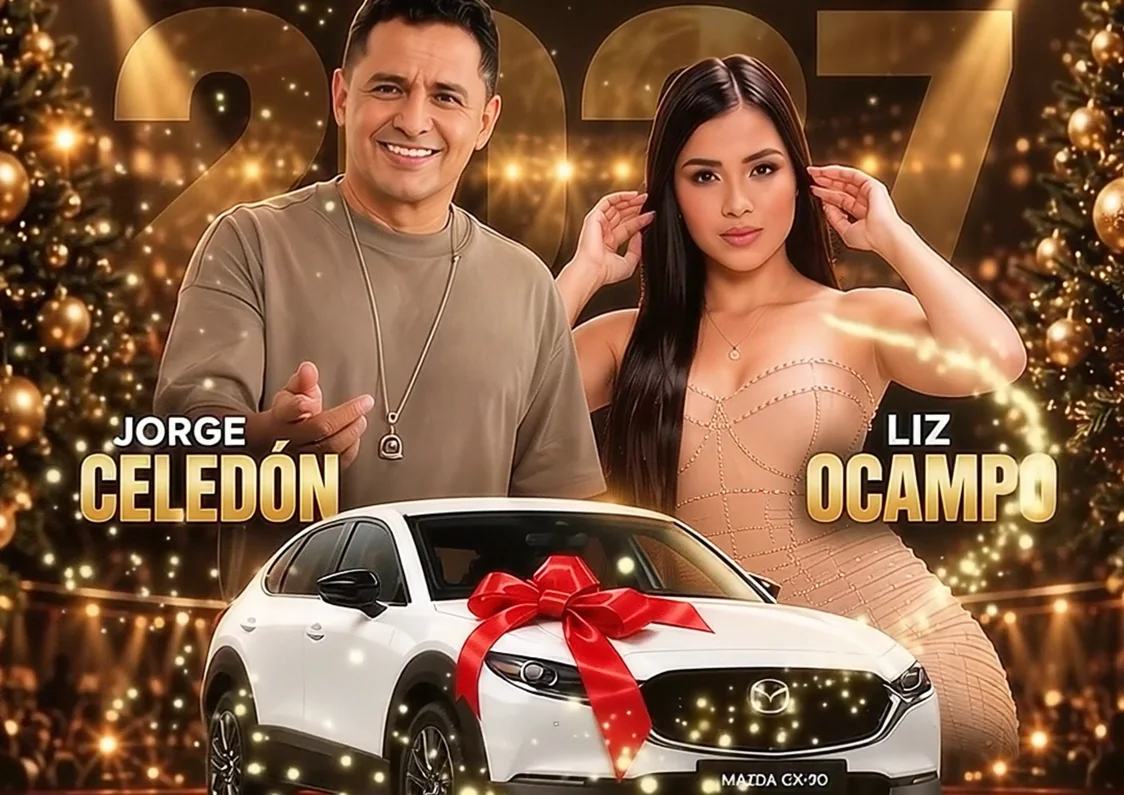 Jorge Celedón y Liz Ocampo en la tarima del Simulacro, con la Mazda CX-30 de moño rojo